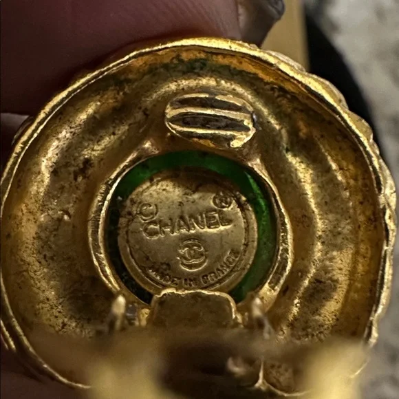 CHANEL Gold and Green Round Earrings PRE-OWNED. - Picture 4 of 6
